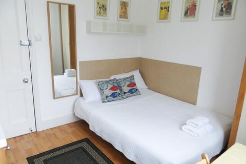 Studio to rent, Fulham Palace Road, Hammersmith, London, W6