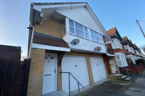 2 bedroom semi-detached house to rent, Ronald Park Avenue, Westcliff On Sea