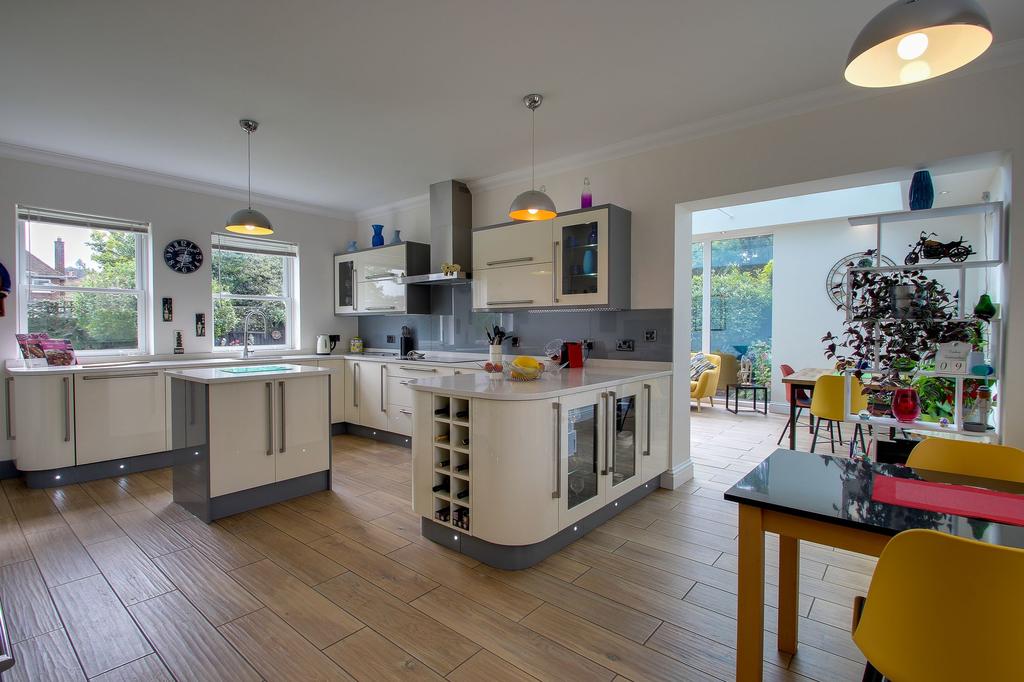 KITCHEN/DINER - 21' 10" x 13' 5" (6.65m x 4.09m)