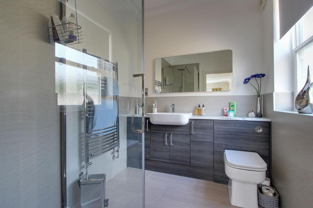EN-SUITE - 8' 0" x 6' 5" (2.44m x 1.96m)