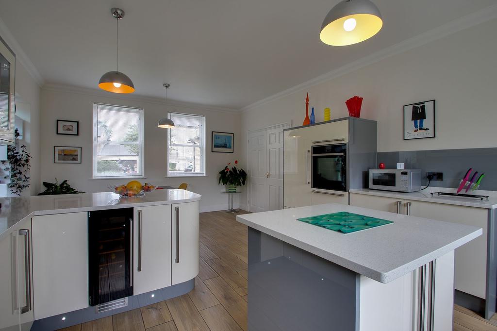 KITCHEN/DINER - 21' 10" x 13' 5" (6.65m x 4.09m)