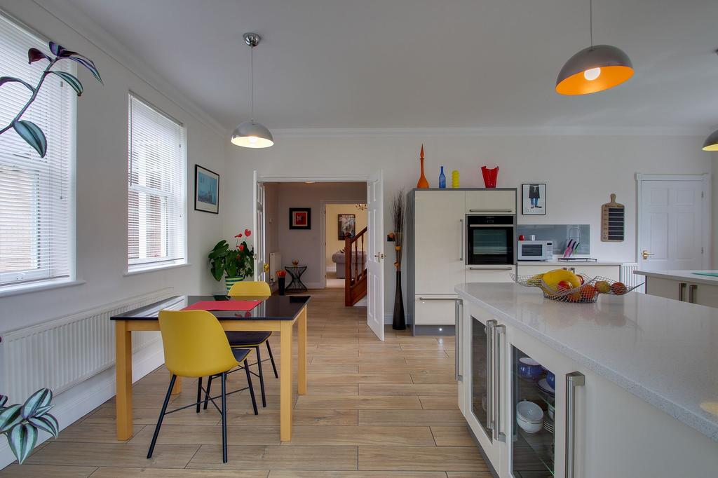 KITCHEN/DINER - 21' 10" x 13' 5" (6.65m x 4.09m)