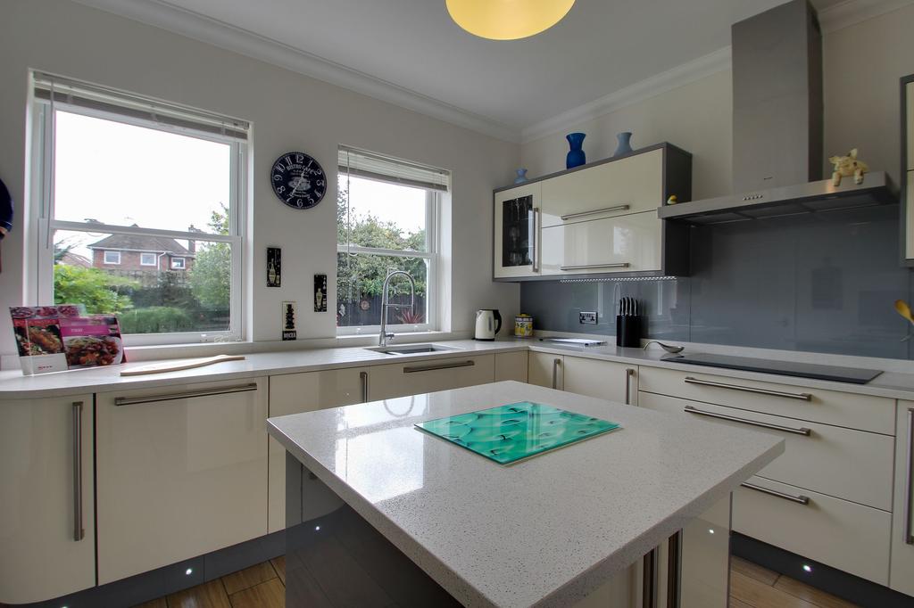 KITCHEN/DINER - 21' 10" x 13' 5" (6.65m x 4.09m)