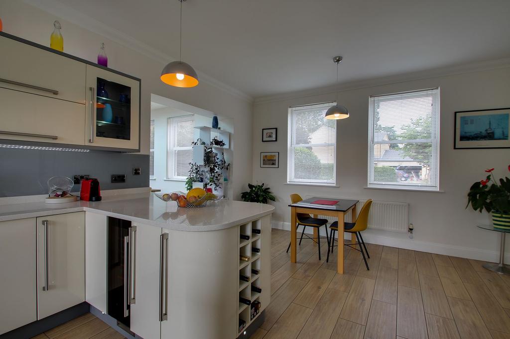 KITCHEN/DINER - 21' 10" x 13' 5" (6.65m x 4.09m)