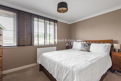 5 Pullman Mews, London, SE12 0EA