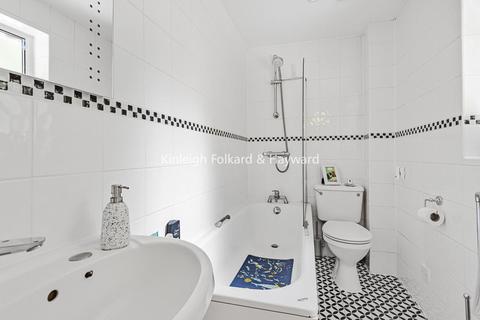 5 Pullman Mews, London, SE12 0EA