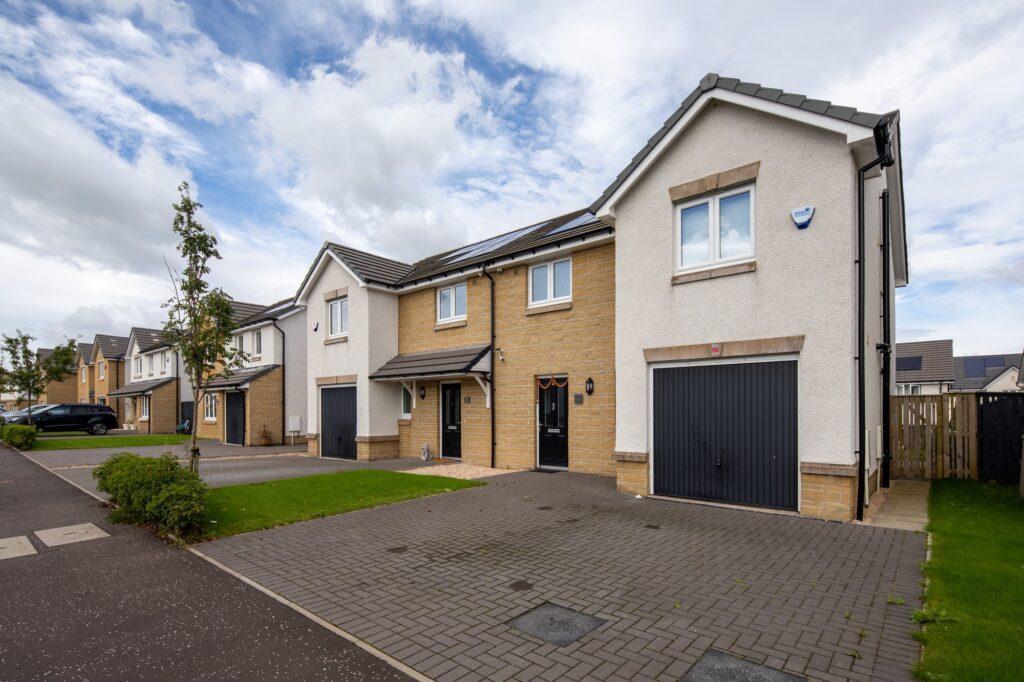 Sandray Gardens, Maidenhill, Newton Mearns 3 bed semidetached villa