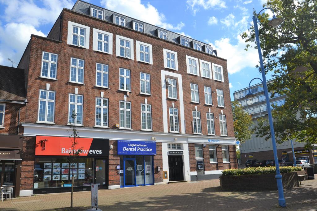 Leighton House, Darkes Lane, Potters Bar, EN6 1 bed flat £1,150 pcm