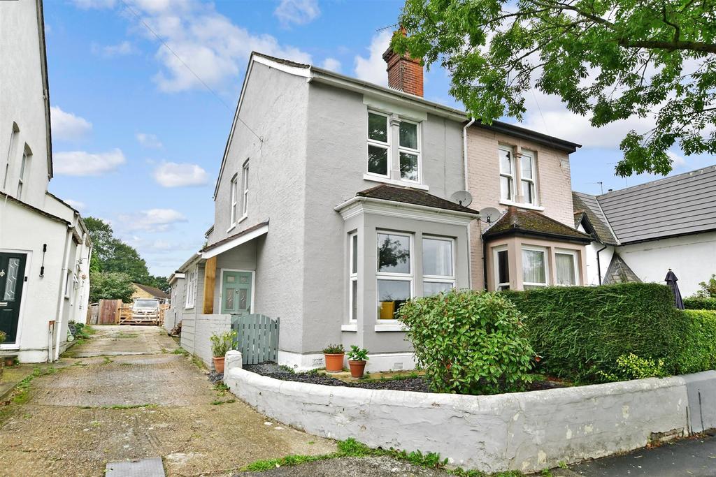 Stakes Hill Road, Waterlooville, Hampshire 4 bed semidetached house