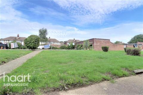 3 bedroom flat to rent - Fullwell Avenue - Clayhall - IG5