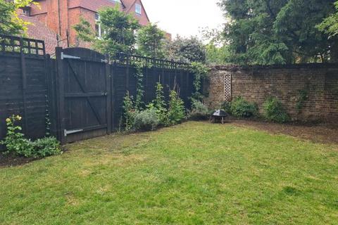 Flat 1, 9 Walpole Gardens, Twickenham, TW2 5SL