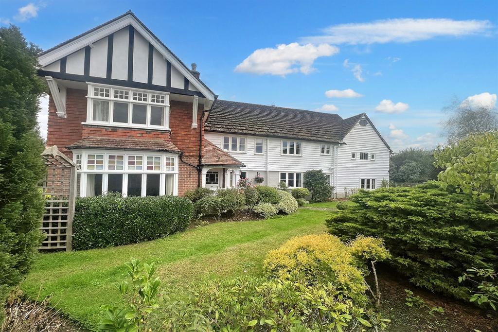 Westons Hill, Itchingfield, Horsham, RH13 5 bed detached house £5,500