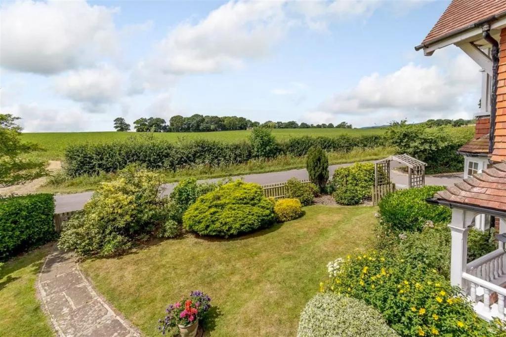 Westons Hill, Itchingfield, Horsham, RH13 5 bed detached house £5,500