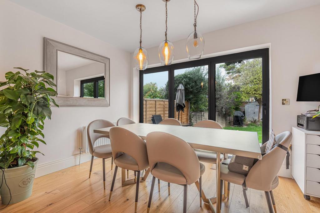 Dornton Road, Balham 2 bed flat for sale £800,000