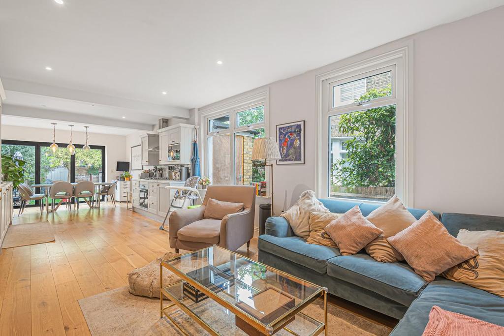 Dornton Road, Balham 2 bed flat for sale £800,000