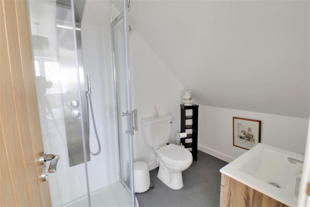 Ensuite to Bed 2