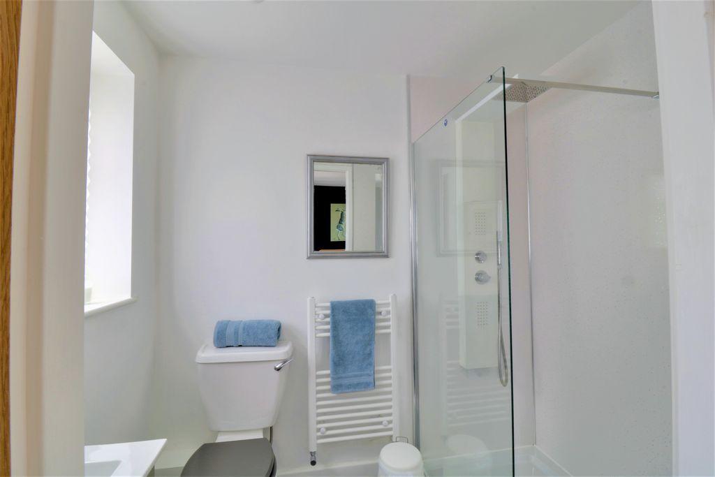 Ensuite to Bed 1