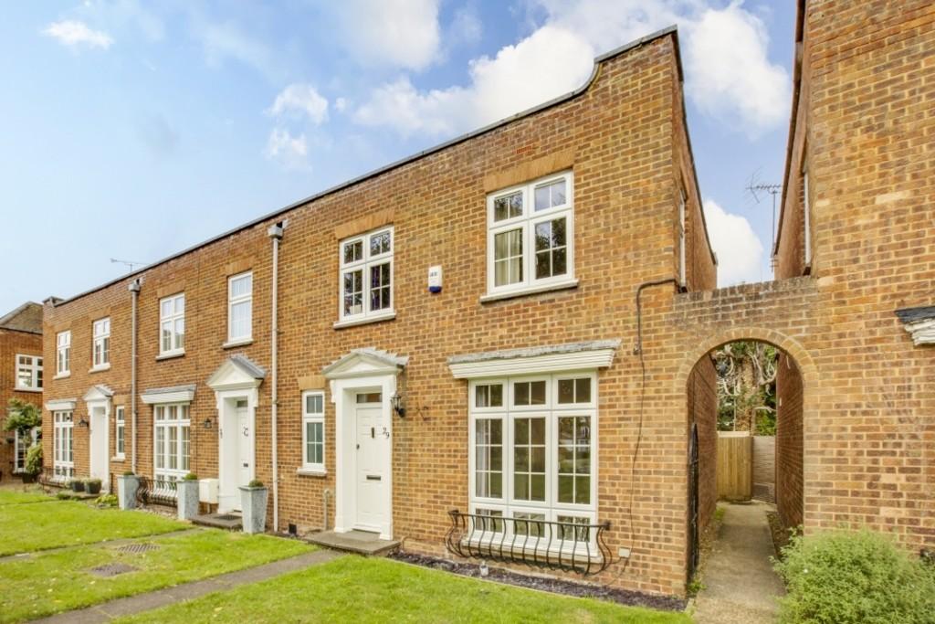Azalea Walk, Eastcote, Pinner 3 bed semidetached house £2,400 pcm (£