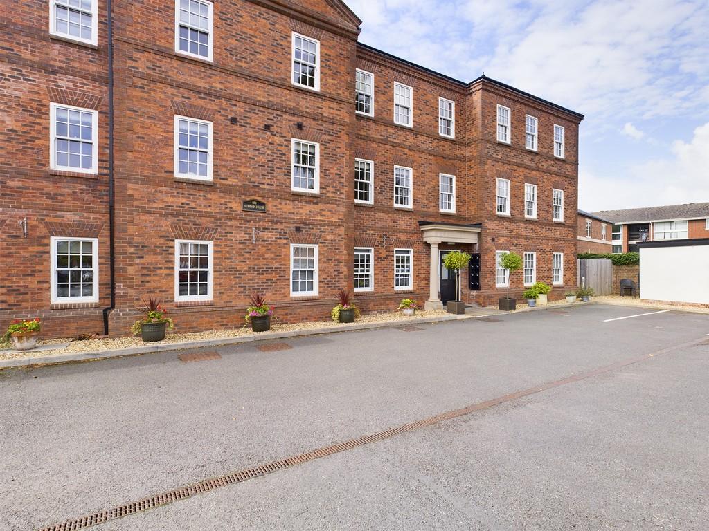 Beatrice Court Lichfield 2 bed apartment 300 000