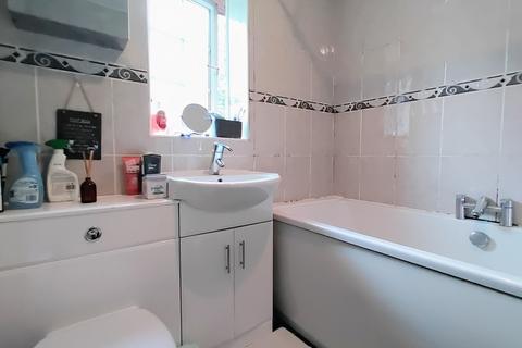 8 Swallowfold, Bradford, BD8 0NR