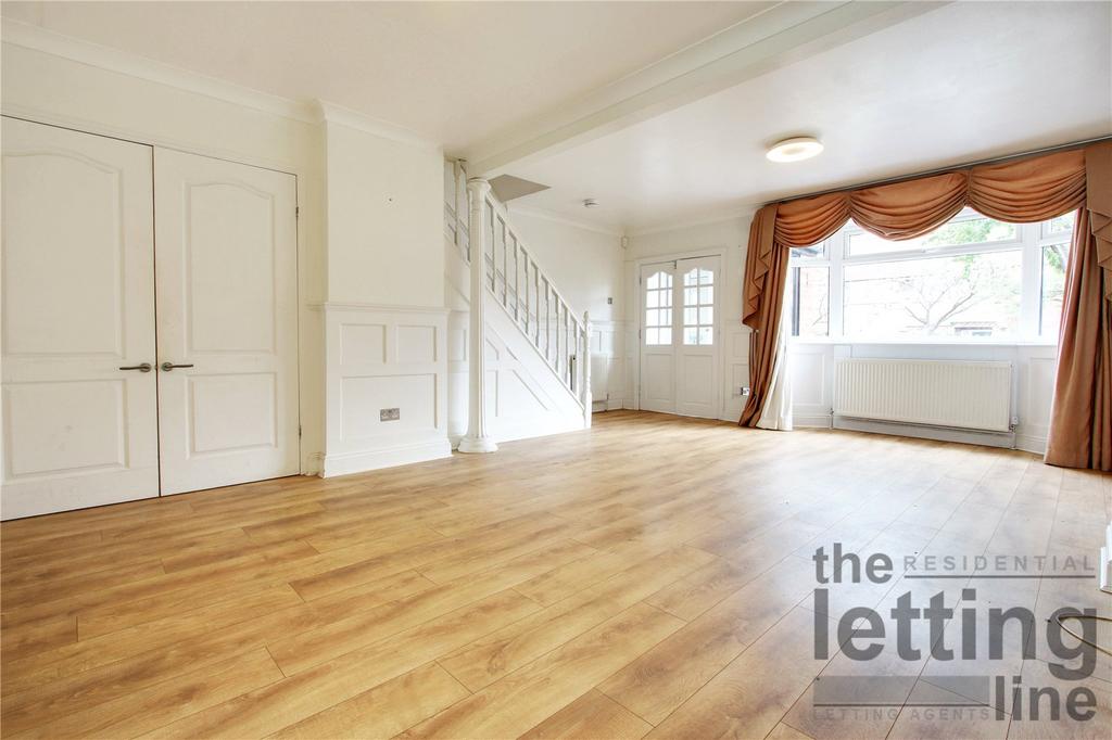 Kenilworth Crescent, Enfield... 3 bed terraced house £2,150 pcm (£496 pw)