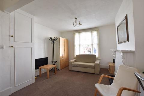 Studio to rent, Portsmouth Road, Thames Ditton