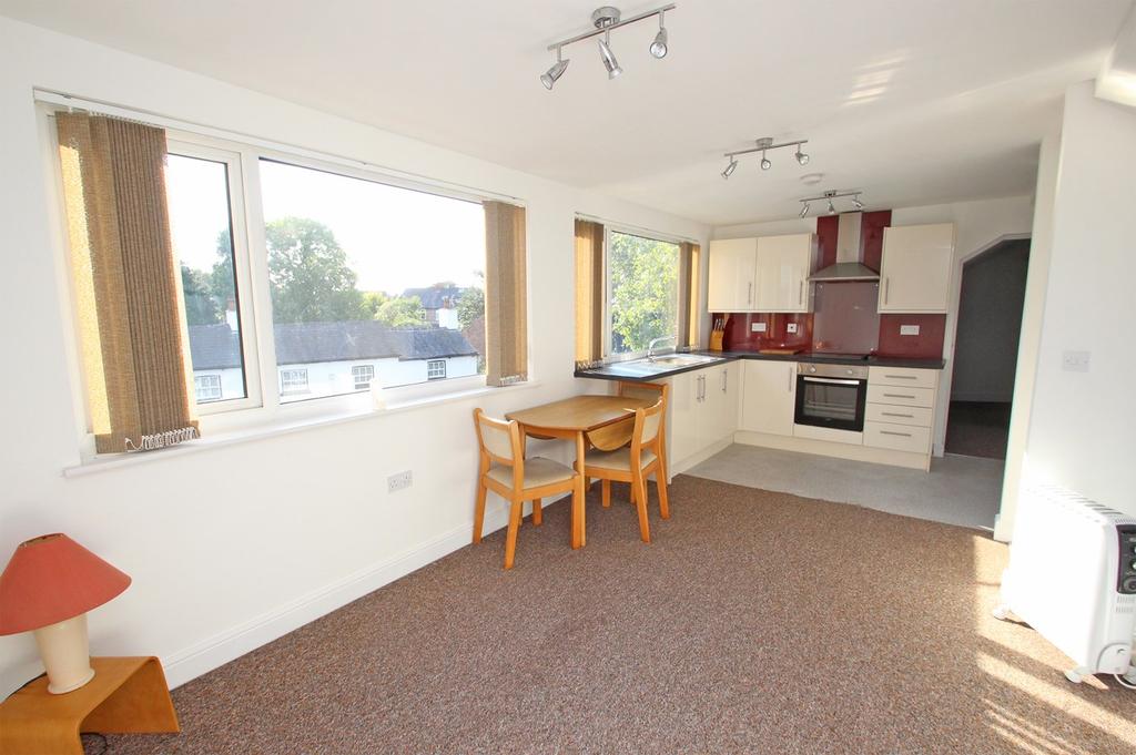 Flixton Road, Urmston, Manchester, M41 1 bed apartment £675 pcm (£156 pw)