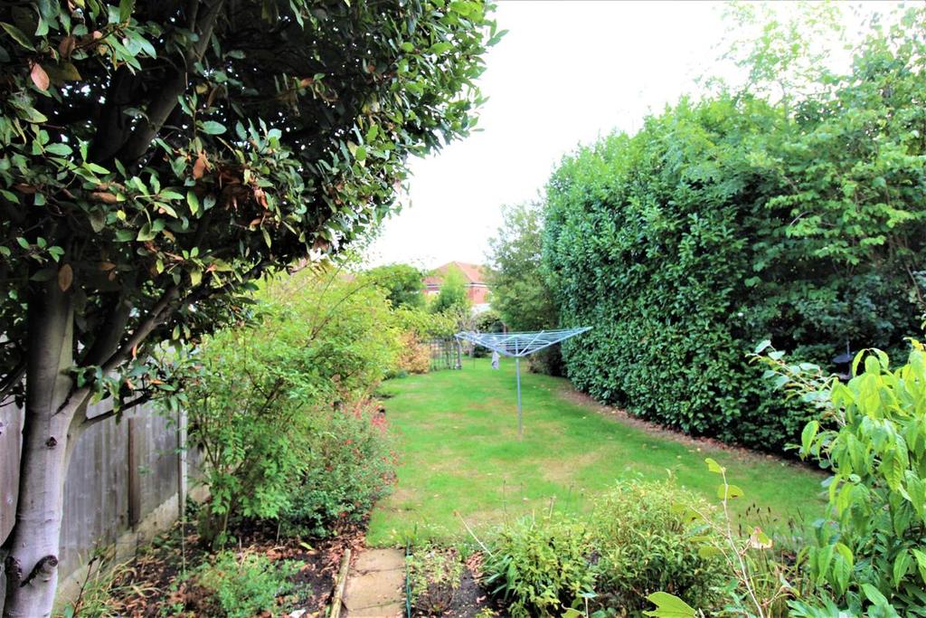 Langthorne Crescent, Grays 3 bed semidetached house £1,850 pcm (£427 pw)