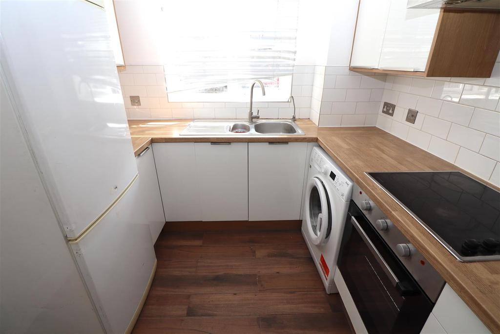 Windmill Drive, London 2 bed apartment £1,750 pcm (£404 pw)