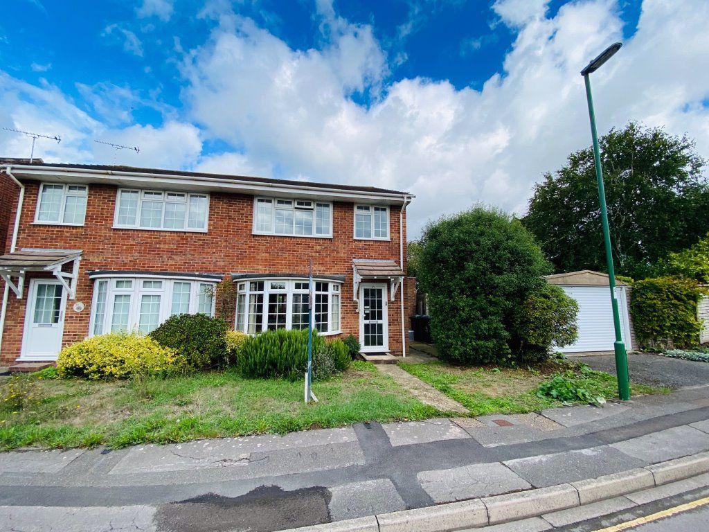 Juxon Close, Chichester 3 bed house £1,250 pcm (£288 pw)