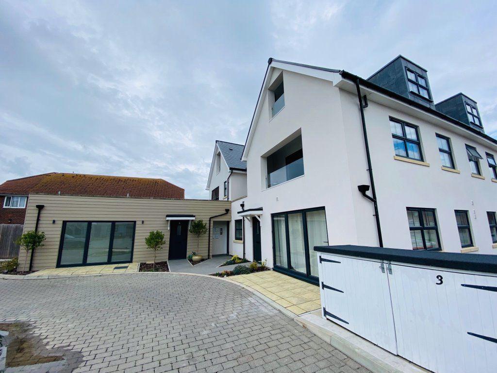 Sandlands Court East Wittering 2 bed flat £1,095 pcm (£253 pw)