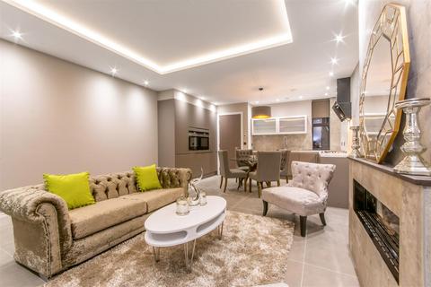 2 bedroom flat for sale, The Grove, NW11