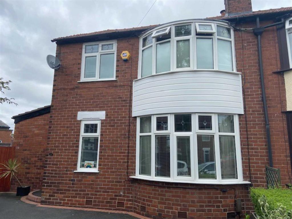 Gainsborough Avenue, Withington 3 bed semidetached house £1,500 pcm