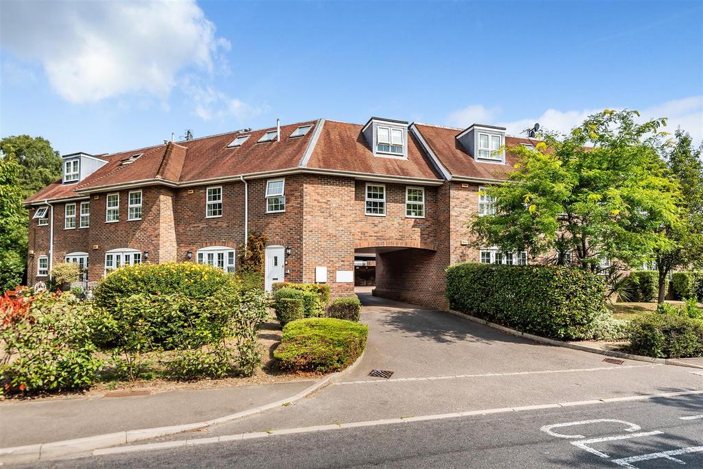 Reigate Road, Burgh Heath, Tadworth 2 bed flat £375,000