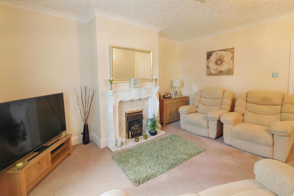 Lidgett Lane, Skelmanthorpe, Huddersfield HD8 9AQ 3 bed semidetached