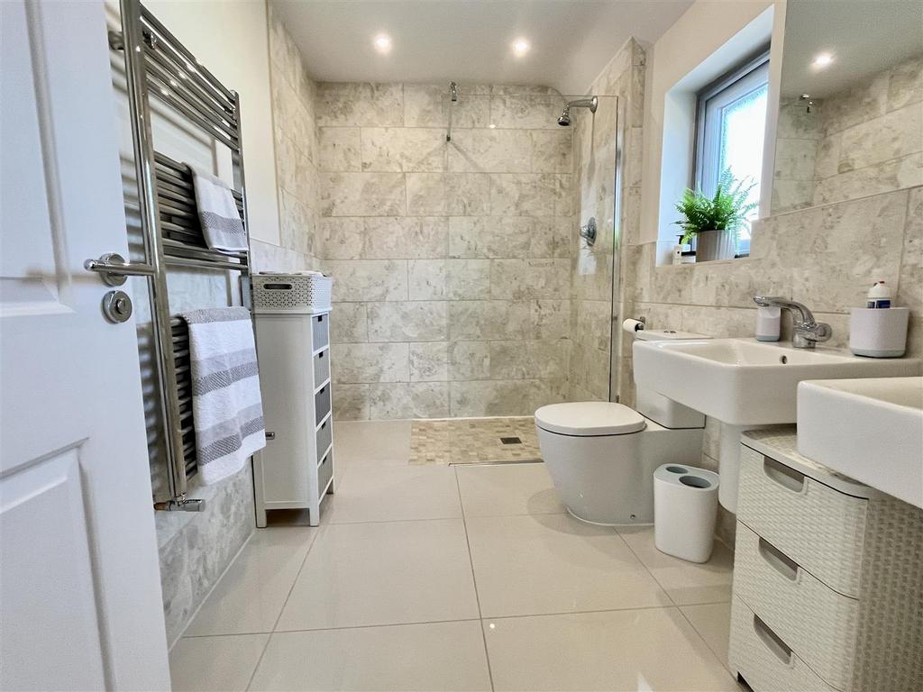 En suite shower room/wc