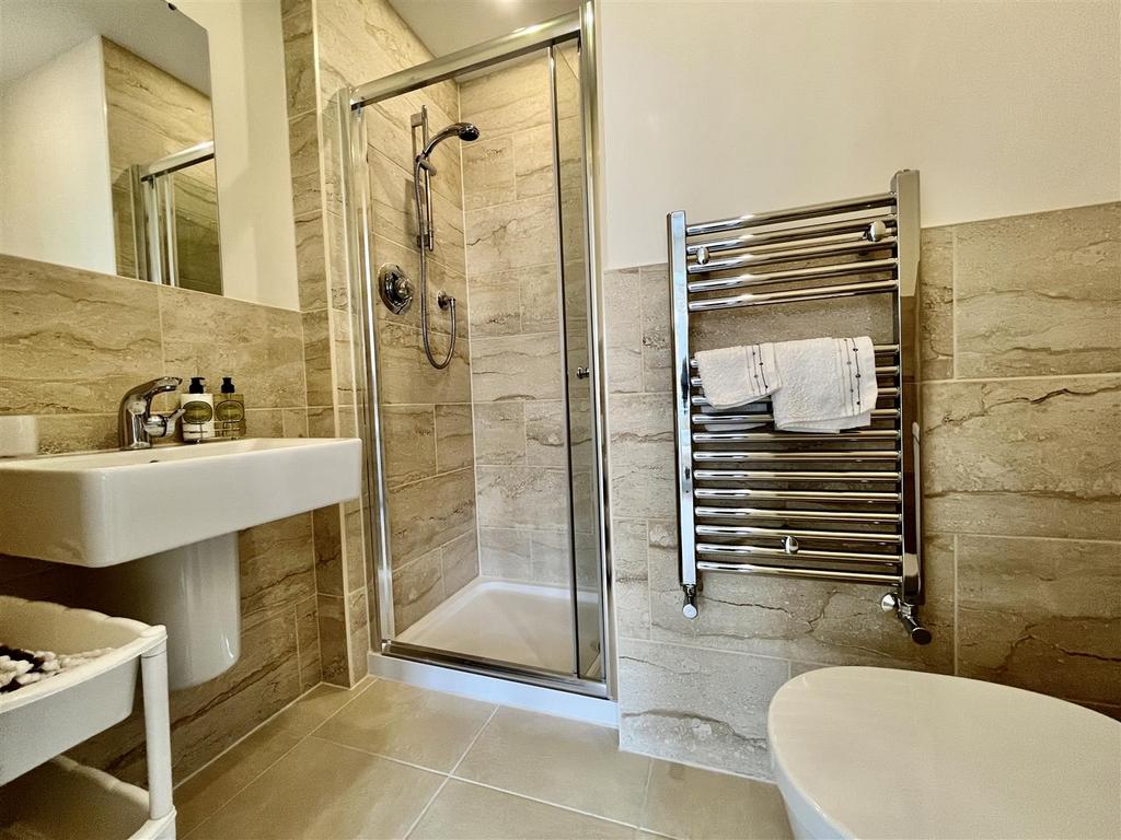 En suite shower room/wc