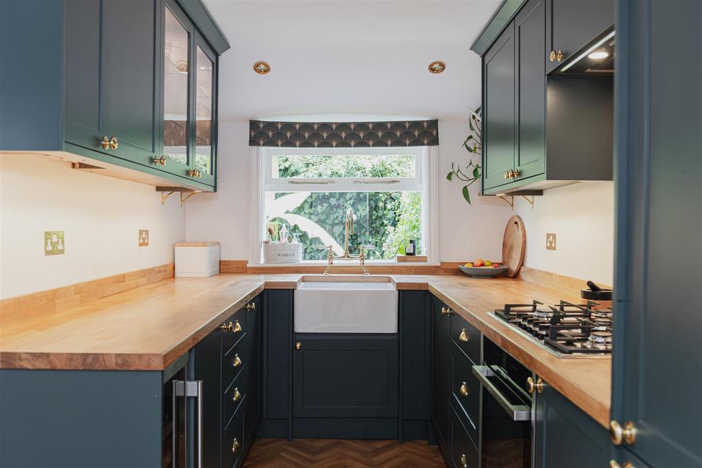 Howard Road, Dorking 2 bed semidetached house for sale £525,000