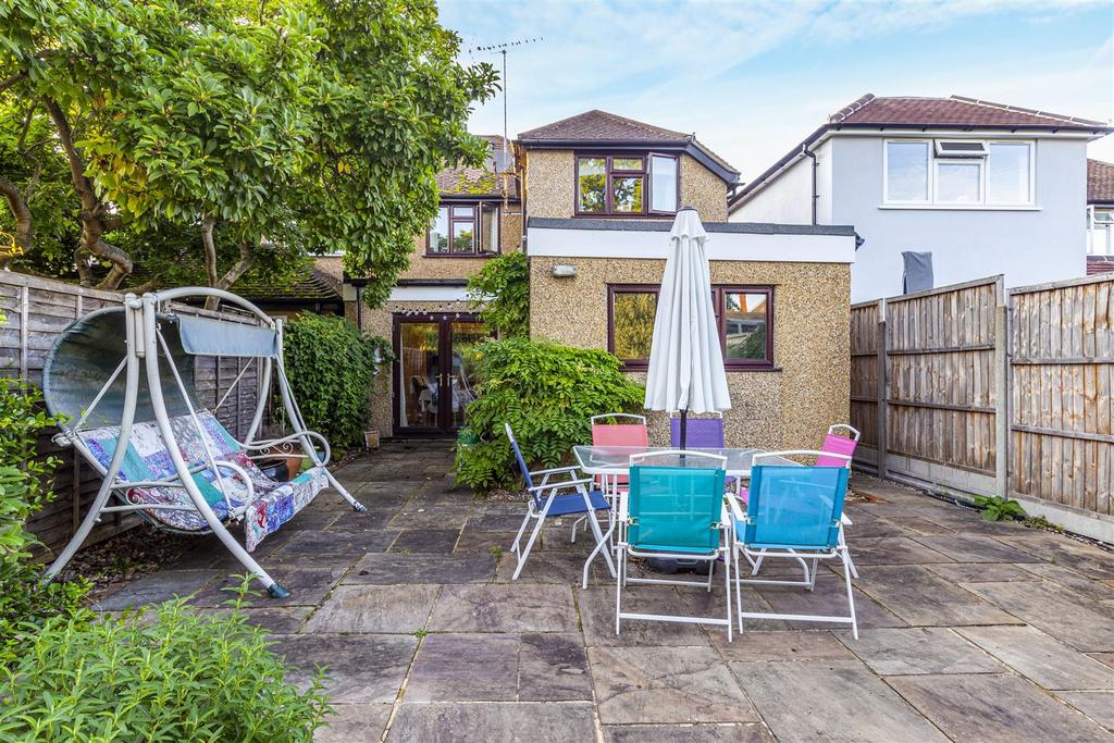 Holly Avenue, New Haw 4 bed house £599,950