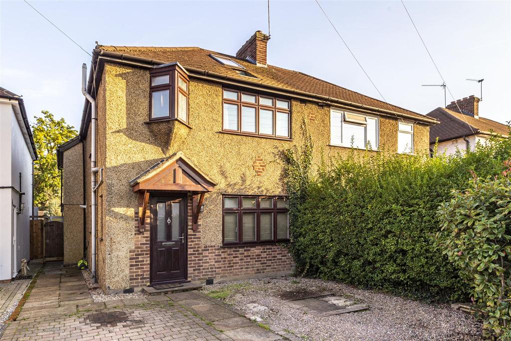 Holly Avenue, New Haw 4 bed house £599,950