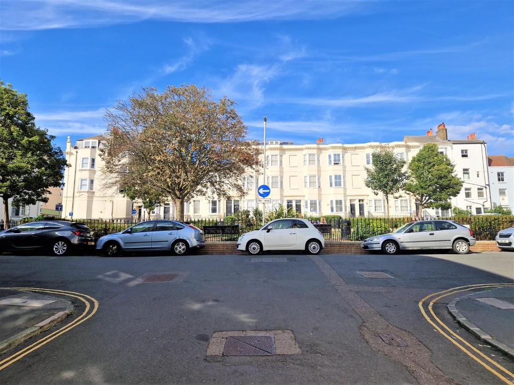 Clarence Square, Brighton 1 bed apartment £1,200 pcm (£277 pw)
