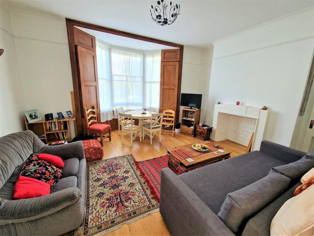 Clarence Square, Brighton 1 bed apartment £1,200 pcm (£277 pw)