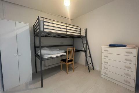 4 bedroom property to rent - Coburg Road, London, N22