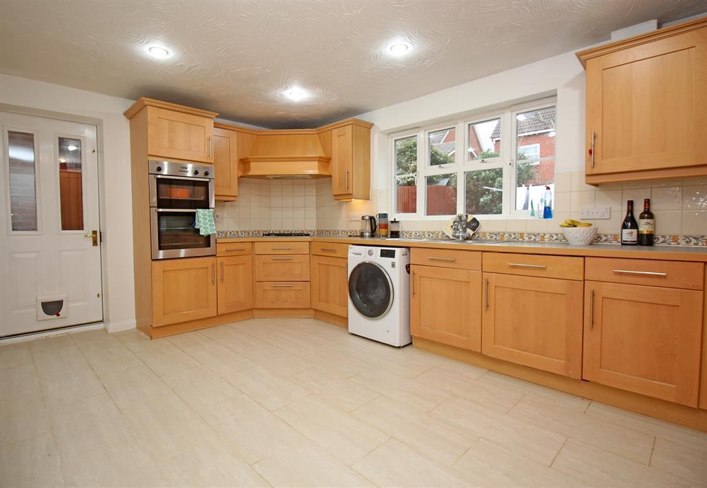 Serpentine Close, Stevenage, SG1 6AR 6 bed detached house £625,000