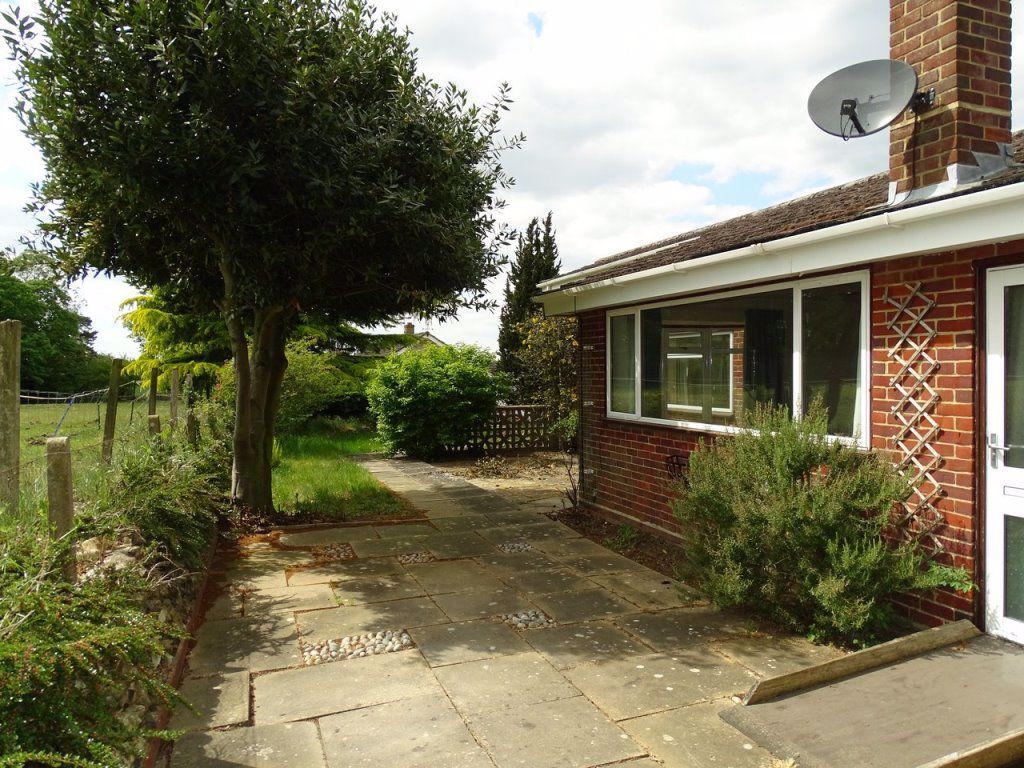 Bancroft Close, Stoke Holy Cross 3 bed bungalow £995 pcm (£230 pw)