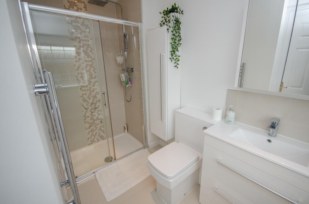 Bed 1 ensuite.jpg