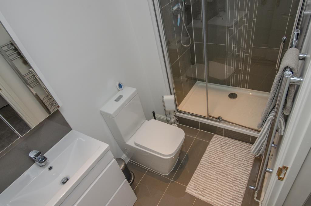 Bed 2 ensuite.jpg
