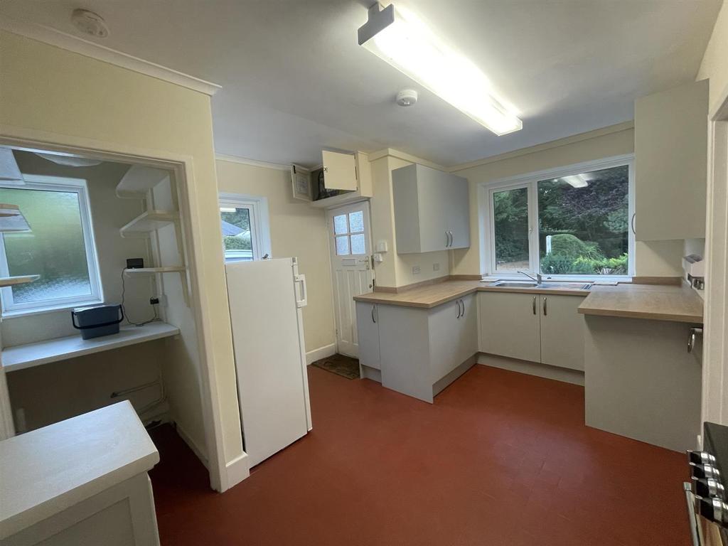 Green Lane, Raymonds Hill, Axminster 3 bed detached house £1,400 pcm