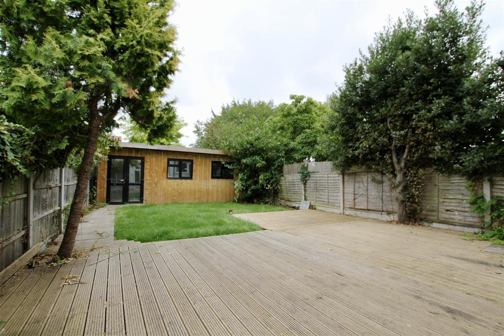 Rayleigh Road, Benfleet 4 bed semidetached house for sale £525,000