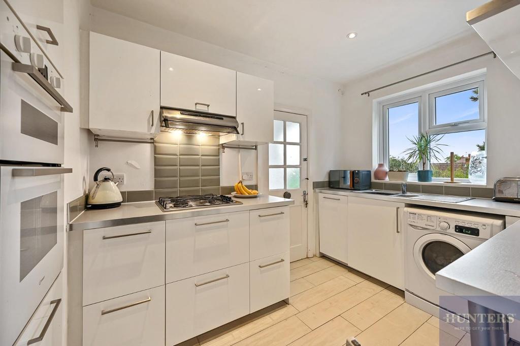 BCHUNTB - Flat 6, Raleigh House - Kitchen (4).jpg